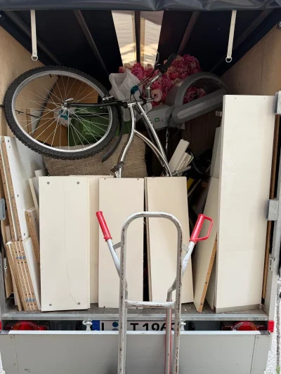 wohnungsentrümpelung-Abholung-von-Sperrmüll-leipzig-hausflur-Anhänger-voll